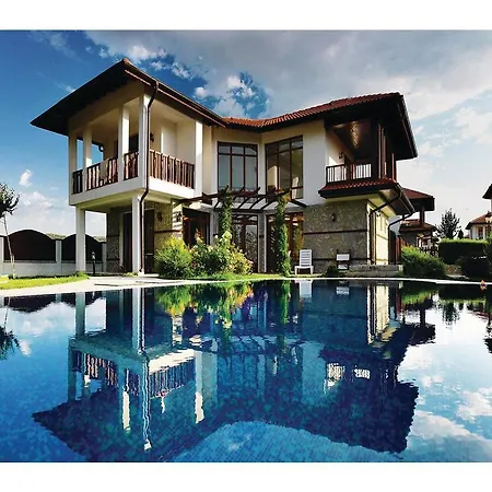 Three-bedroom Holiday In Kableshkovo بيت للعطل