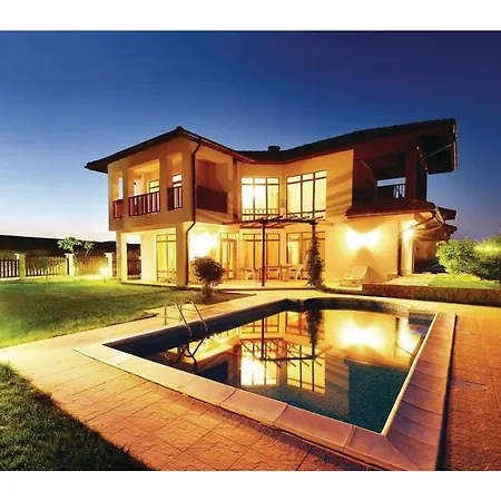 Three-bedroom Holiday In Kableshkovo بيت للعطل *