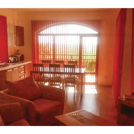 Three-bedroom Holiday In Kableshkovo بيت للعطل *